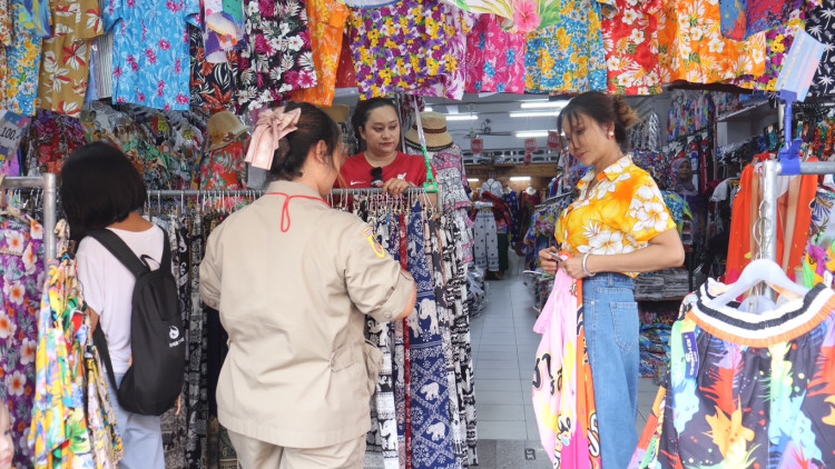 “เสื้อลายดอก”ขายดีที่เบตง นักท่องเที่ยวแห่ซื้อใส่เล่นสงกรานต์