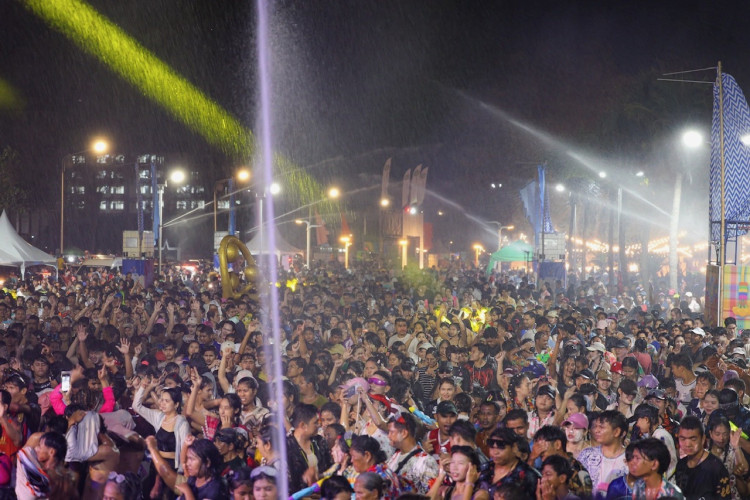 “สงขลามหาสนุก”เล่นสงกรานต์เนืองแน่นหาดสมิหลา