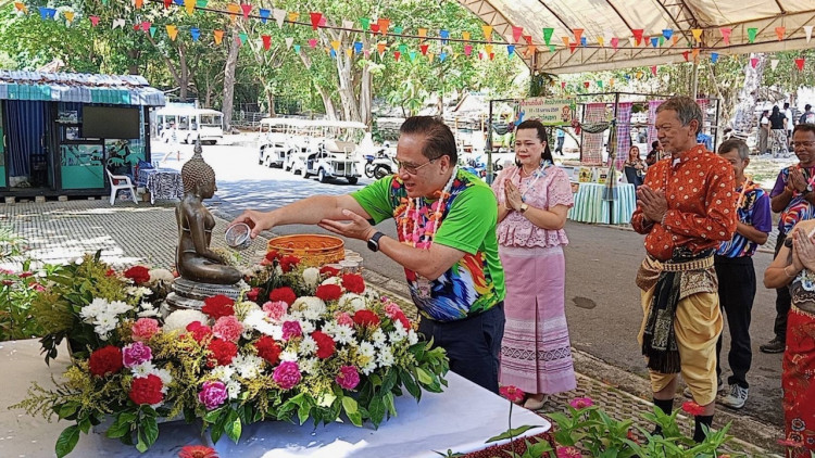 สวนสัตว์สงขลา”จัดสงกรานต์สนุกสนานเย็นฉ่ำทั้งคนและสัตว์