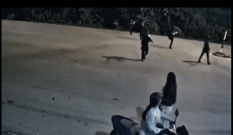 นราธิวาส-เผยภาพวงจรปิด 6 โจรใต้ทั้งแบกและอุ้มระเบิดถังดับเพลิงวาง บึ้มปั๊ม ปตท.สุไหงโก-ลก