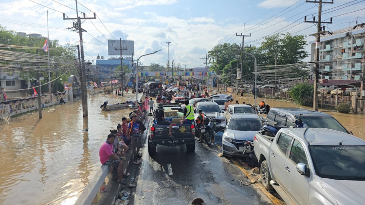 “หาดใหญ่”น้ำเริ่มลดแล้ว-ซากรถและขยะเกลื่อนเมือง