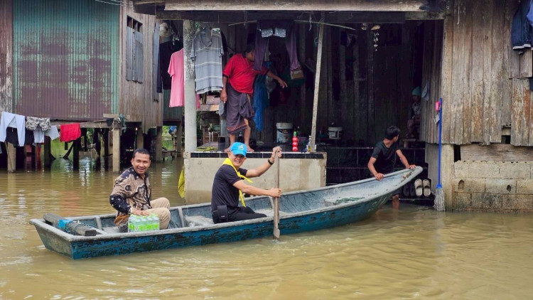 นราธิวาสน้ำเริ่มลด แต่เกิดปัญหาน้ำมัน-แก๊สหุงต้มขาดแคน