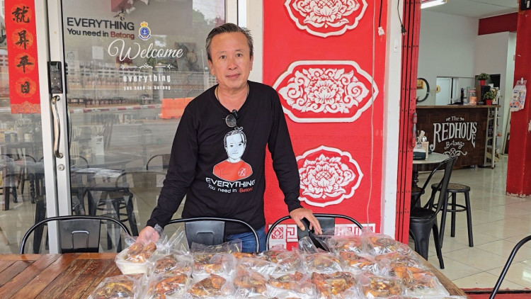 ชาวเบตงส่ง“ข้าวกล่องปลานิลฯ“ ไปช่วยผู้ติดค้างน้ำท่ยม ที่สนามบินหาดใหญ่