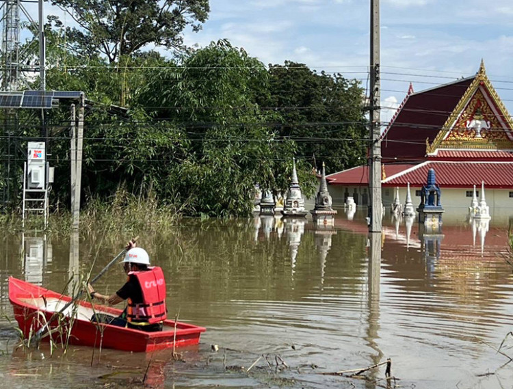 ทรู คอร์ปอเรชั่น ลุยน้ำท่วมดูแลสถานีฐานสิงห์บุรีหลังพนังกั้นน้ำพัง รับมือน้ำทะลัก