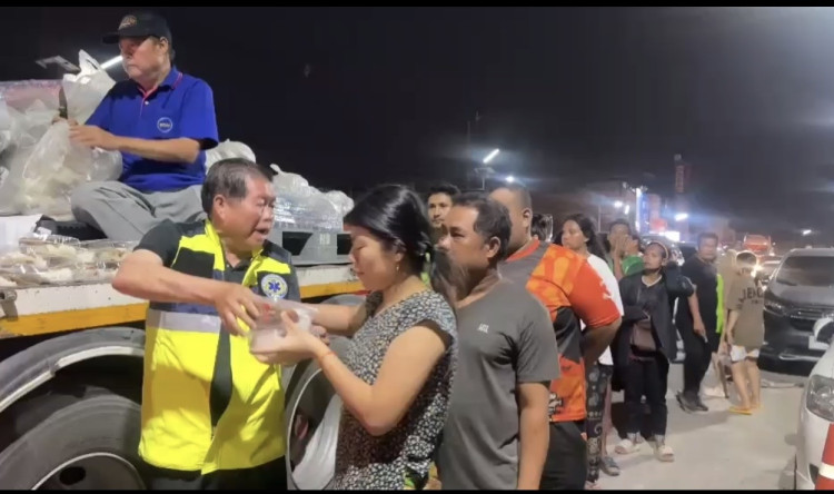 “นิพนธ์”ยืนแจกข้าวกล่องช่วยผู้ประสบภัยถึงค่ำ จนหมดถึงกลับ