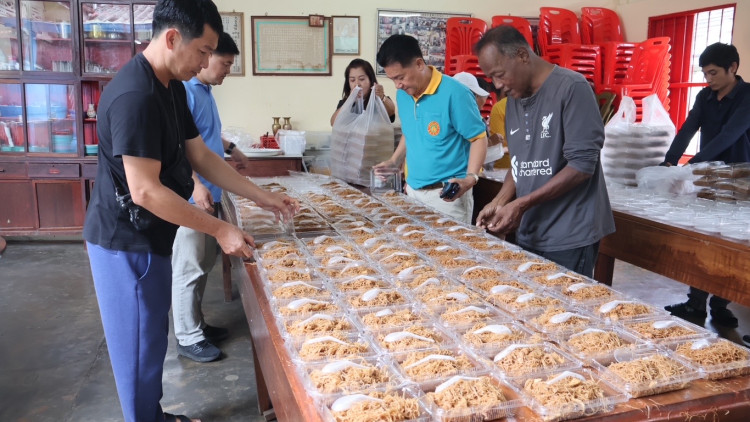 มูลนิธิเบตงเปิดครัวทำอาหารนำไปช่วยเหลือผู้ประสบภัยน้ำท่วมที่หาดใหญ่